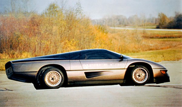 Това не са спекулативни цифри, а показатели, получени при реални тестове, тъй като M4s е разработен и като автомобил за безопасност за американска състезателна серия Indycar и от него се изисква да може да върви бързо. В допълнение към дизайна и аеродинамиката двигателят също е необичаен - не е V8, а скромен 2,2-литров 4-цилиндров с два турбокомпресора с мощност от 440 к.с.
В резултат на това концепцията вдигна известен шум на изложби, успешно работи на състезания и след това привлича вниманието на режисьорите. За снимките са направени копия на суперавтомобила - малко по-прости и по-слаби, но все пак достатъчно добри, за да плашат каскадьорите. И поне 3 от 4 направени копия (включително оригинала) са все още живи.